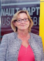 Mitarbeiterin Sabine Kraus mit Brille vor Glasscheibe