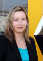 Sandra Kraus vor einem gelben Renault-Schild